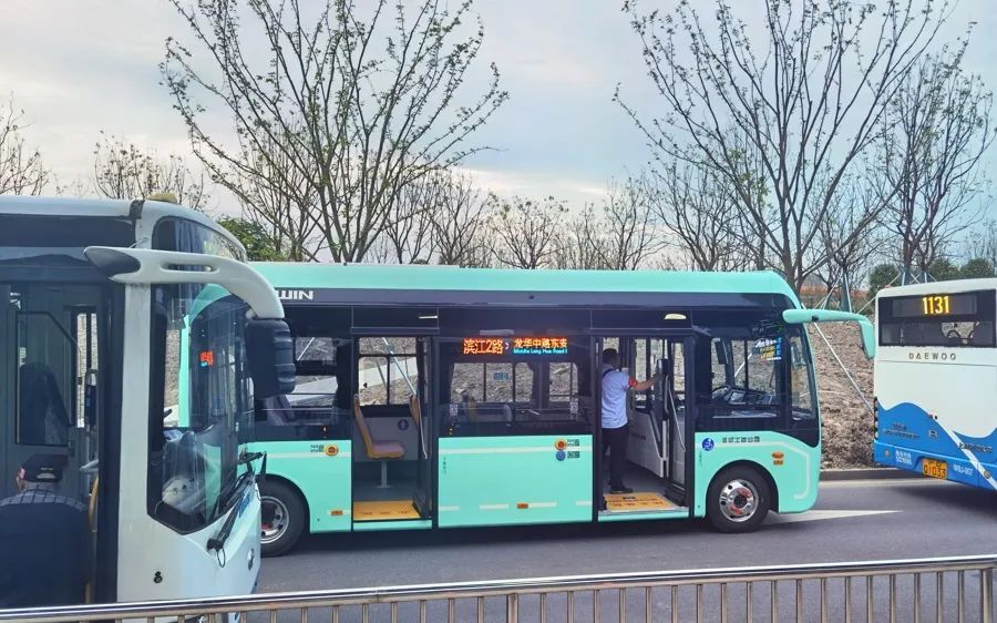 薄荷绿、粉色系……“宝宝巴士”现身上海街头!有人点赞,也有阿姨耿直吐槽→ 薄荷绿、粉色系……“宝宝巴士”现身上海街头!有人点赞,也有阿姨耿直吐槽→