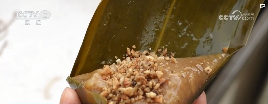 假日经济“热”力足 特色粽子争相“斗艳”激发消费新需求