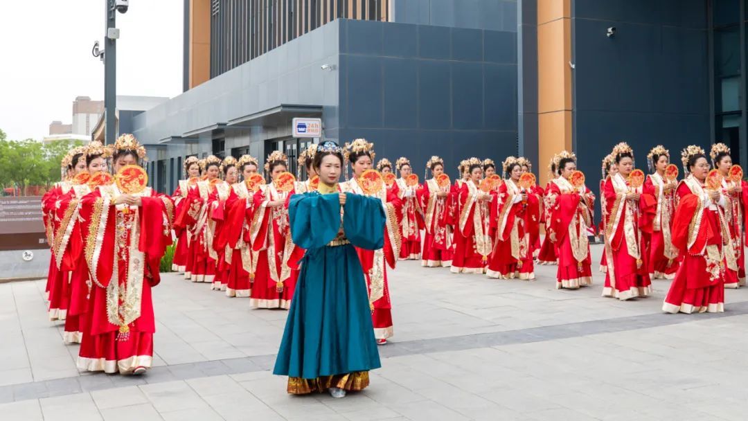 单位免费给办的婚礼，太有排面了！