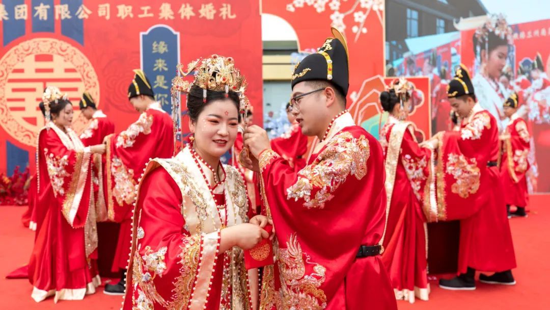 单位免费给办的婚礼，太有排面了！