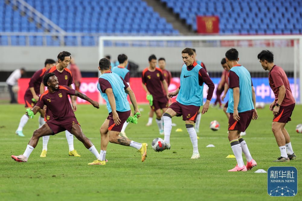 世预赛 | 中国队进行赛前训练 世预赛 | 中国队进行赛前训练