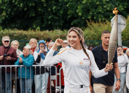 谷爱凌参与巴黎奥运火炬传递