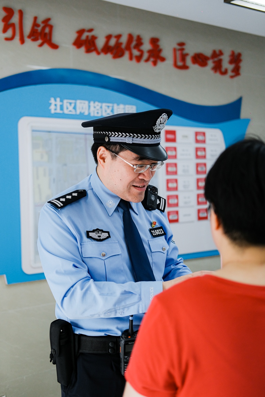 拦下那个穿警服的人! 拦下那个穿警服的人!