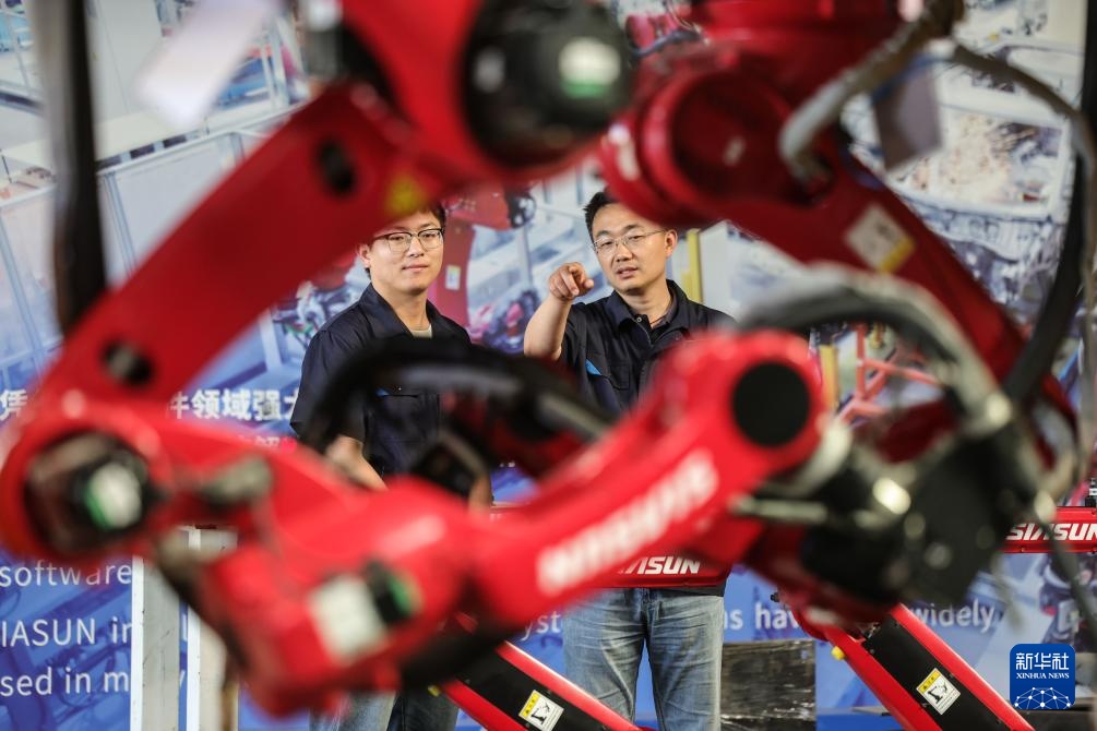 新职业故事丨机器人研发工程师：让“铁疙瘩”听懂话、干对活