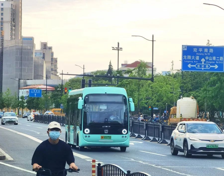 薄荷绿、粉色系……“宝宝巴士”现身上海街头!有人点赞,也有阿姨耿直吐槽→ 薄荷绿、粉色系……“宝宝巴士”现身上海街头!有人点赞,也有阿姨耿直吐槽→