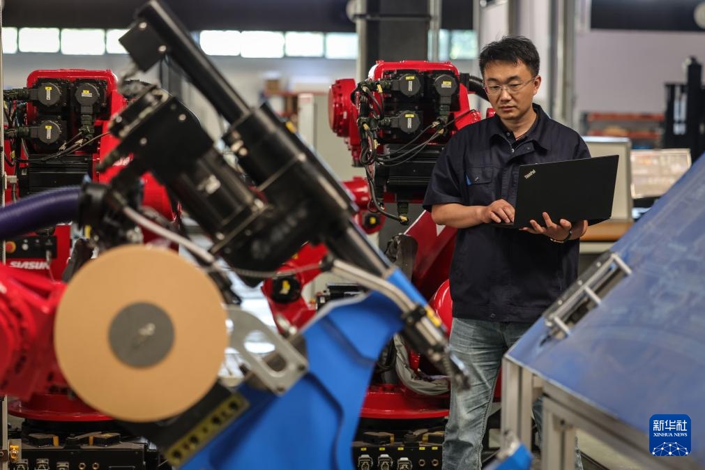 新职业故事丨机器人研发工程师：让“铁疙瘩”听懂话、干对活