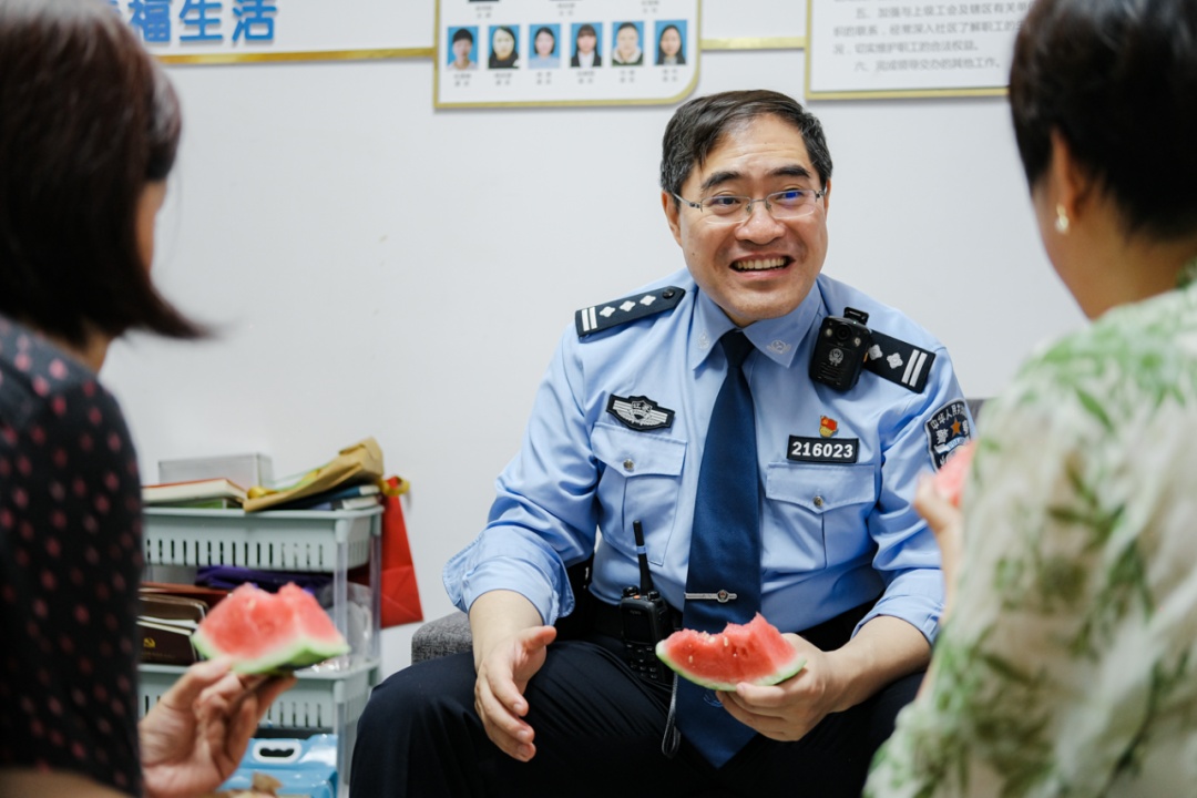 拦下那个穿警服的人! 拦下那个穿警服的人!