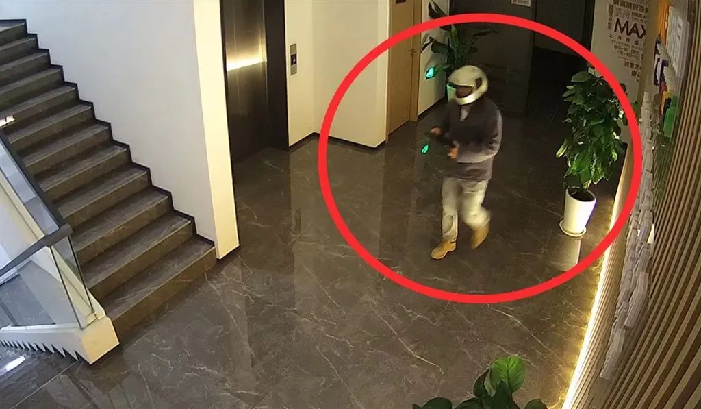 “蒙面窃贼”戴摩托车头盔遮脸，“破解”十位数密码？上海宝山警方侦破→