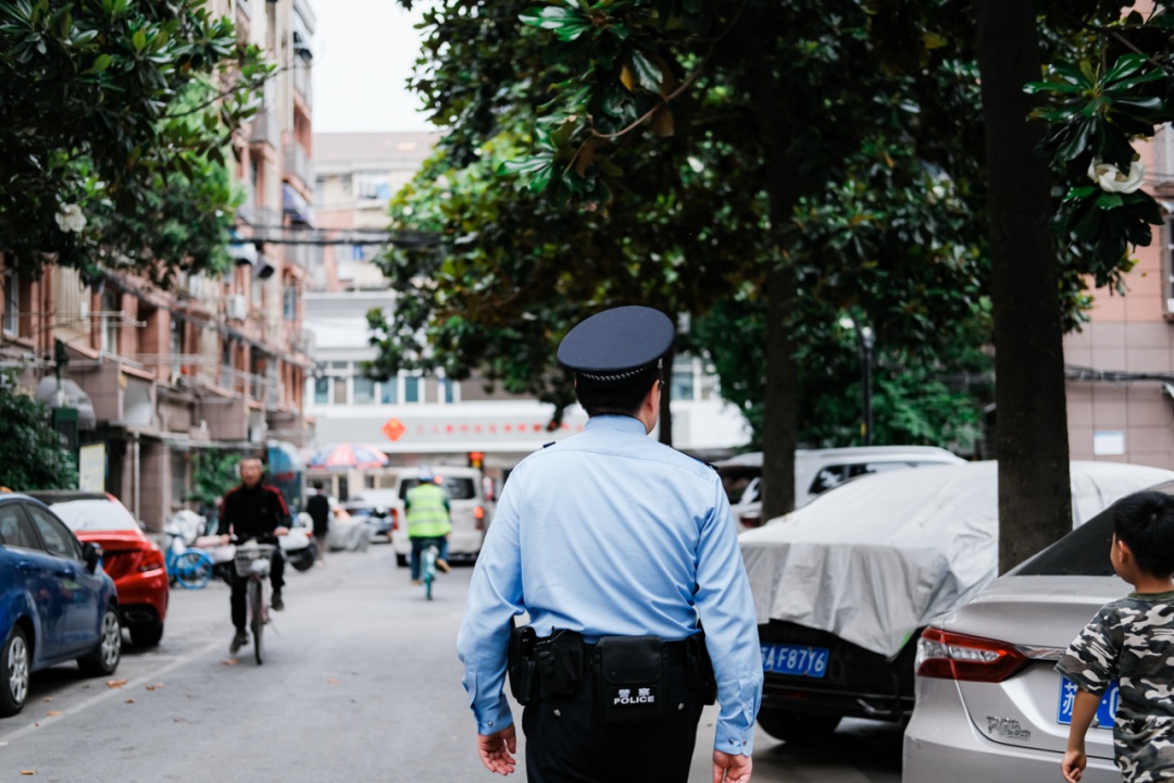拦下那个穿警服的人! 拦下那个穿警服的人!