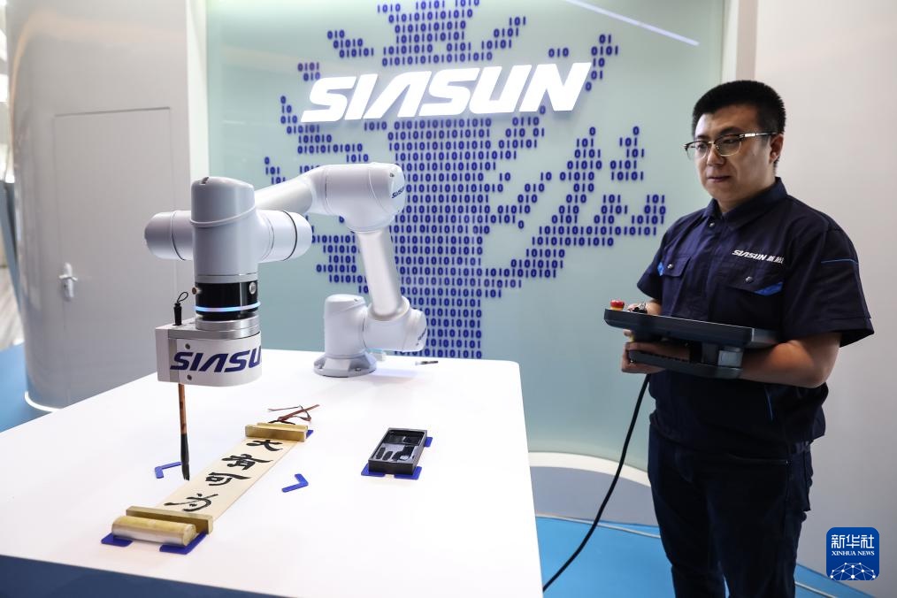 新职业故事丨机器人研发工程师：让“铁疙瘩”听懂话、干对活