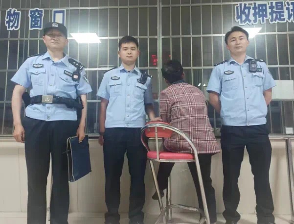 大妈抢夺公交车方向盘，警方最新通报：已刑拘