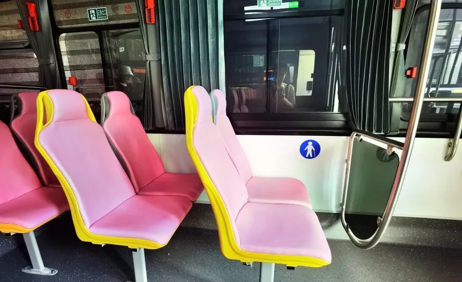 薄荷绿、粉色系……“宝宝巴士”现身上海街头!有人点赞,也有阿姨耿直吐槽→ 薄荷绿、粉色系……“宝宝巴士”现身上海街头!有人点赞,也有阿姨耿直吐槽→