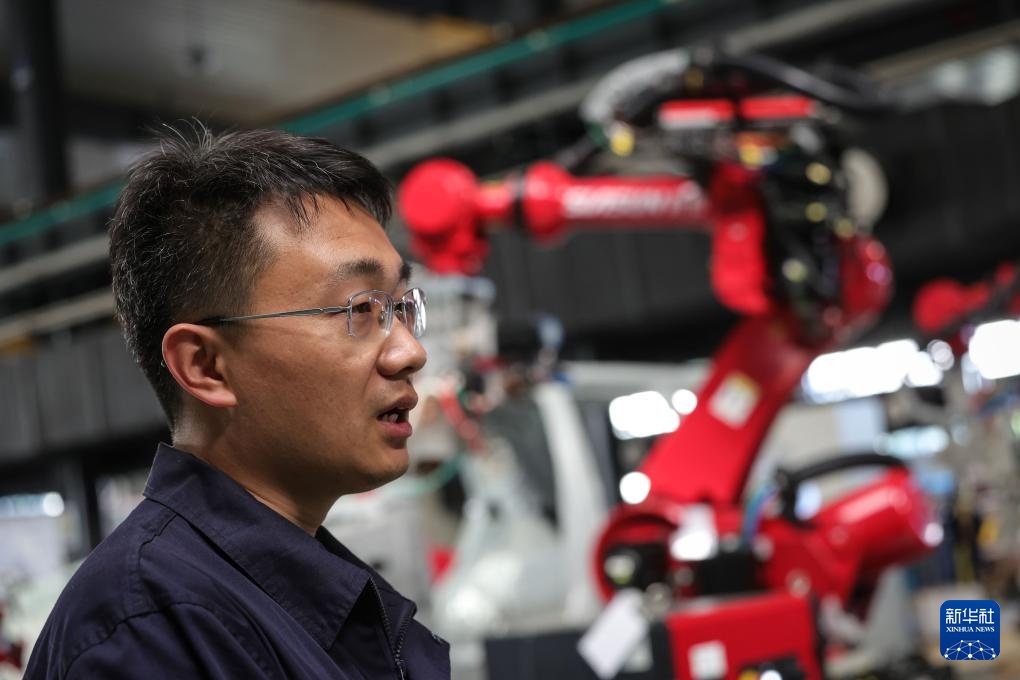 新职业故事丨机器人研发工程师：让“铁疙瘩”听懂话、干对活