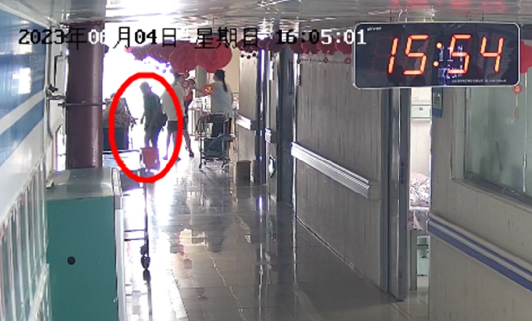 4岁女童在医院嬉闹，掉入开水桶遭大面积烫伤！谁该担责？网友热议……