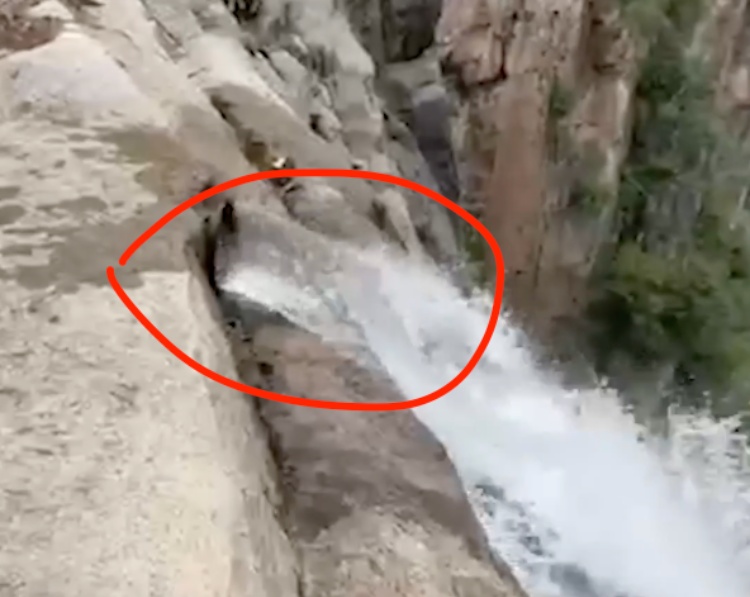 傻眼!瀑布源头竟是大水管?网友:感觉被骗了!景区回应 傻眼!瀑布源头竟是大水管?网友:感觉被骗了!景区回应