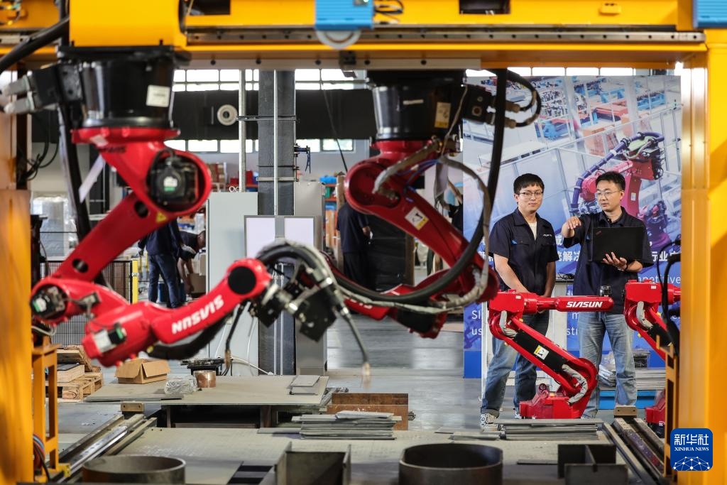 新职业故事丨机器人研发工程师：让“铁疙瘩”听懂话、干对活