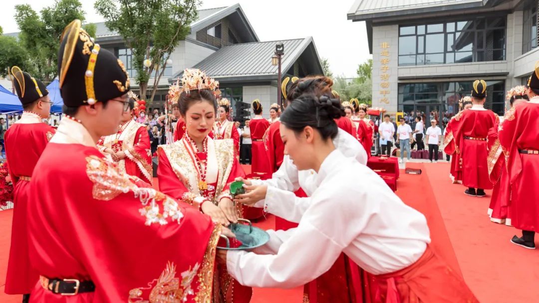 单位免费给办的婚礼，太有排面了！