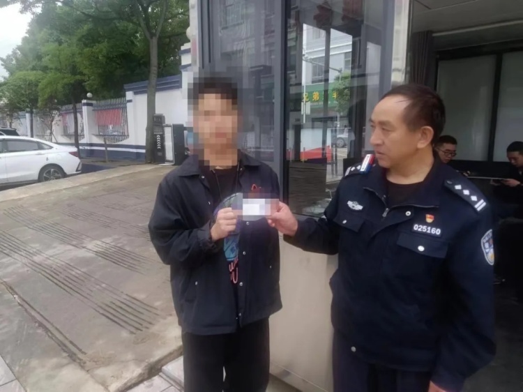 学生丢失高考准考证，热心市民捡到后第一时间联系民警