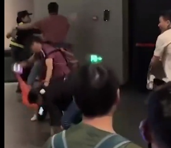 三星堆博物馆,游客抡凳子打架!网友:给老祖宗看上热闹了… 三星堆博物馆,游客抡凳子打架!网友:给老祖宗看上热闹了…