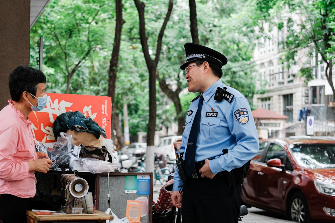 拦下那个穿警服的人! 拦下那个穿警服的人!