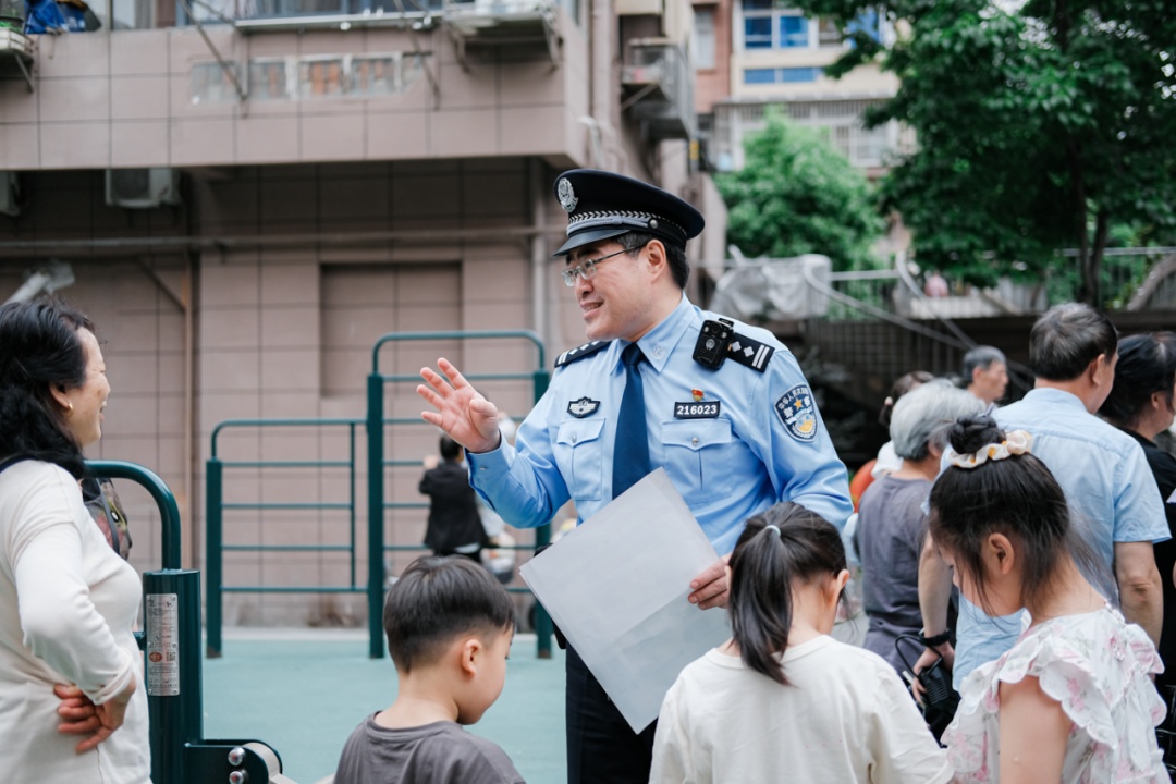 拦下那个穿警服的人! 拦下那个穿警服的人!