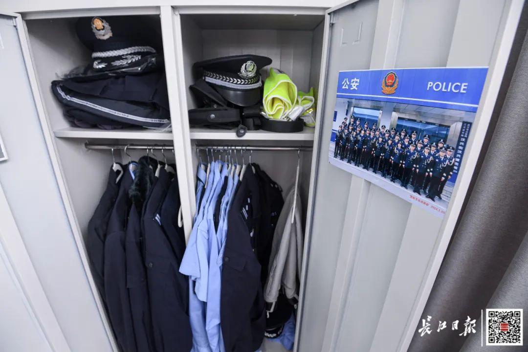 抓获潜逃8年罪犯！邱建军更多事迹公开