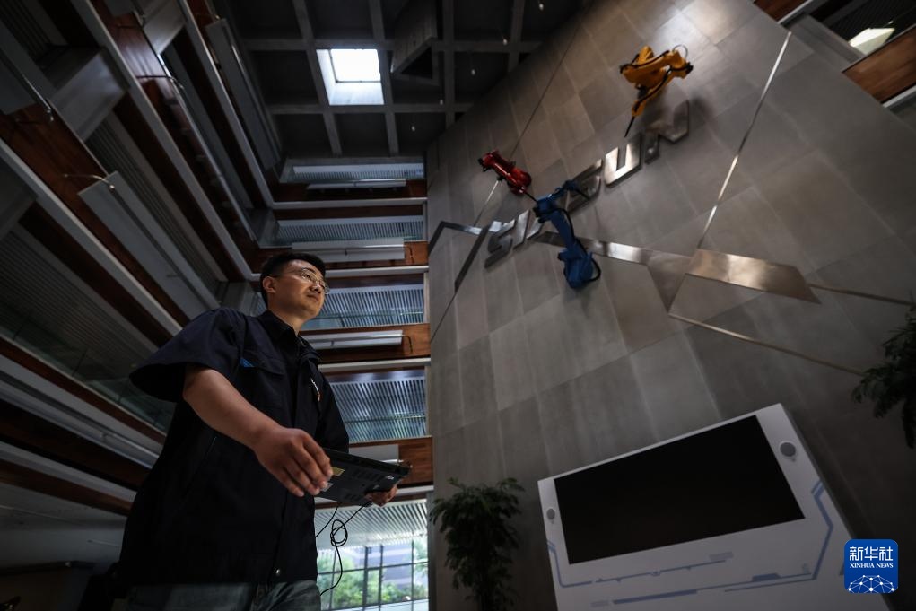 新职业故事丨机器人研发工程师：让“铁疙瘩”听懂话、干对活