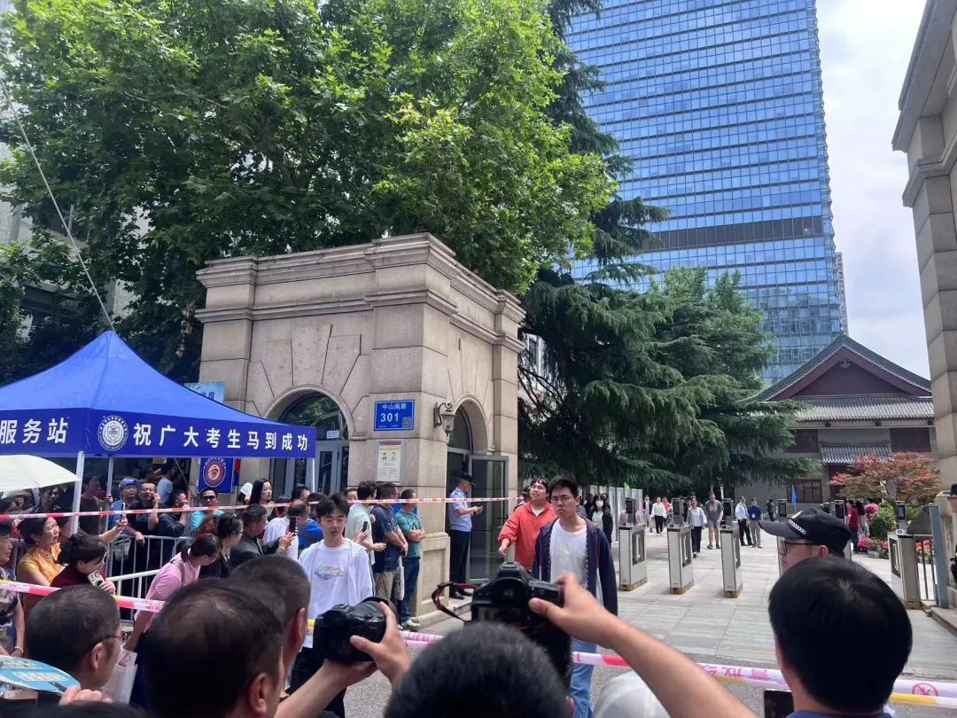 现场直击 | 南京高考第一场结束! 现场直击 | 南京高考第一场结束!