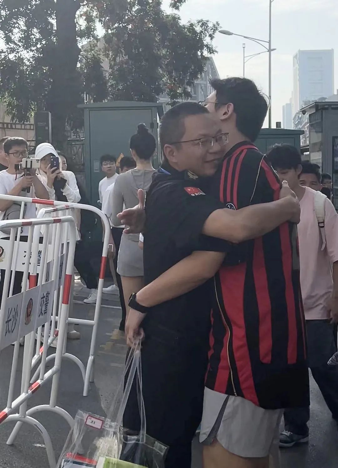 保安手上这两个字,暖得让人想哭! 保安手上这两个字,暖得让人想哭!