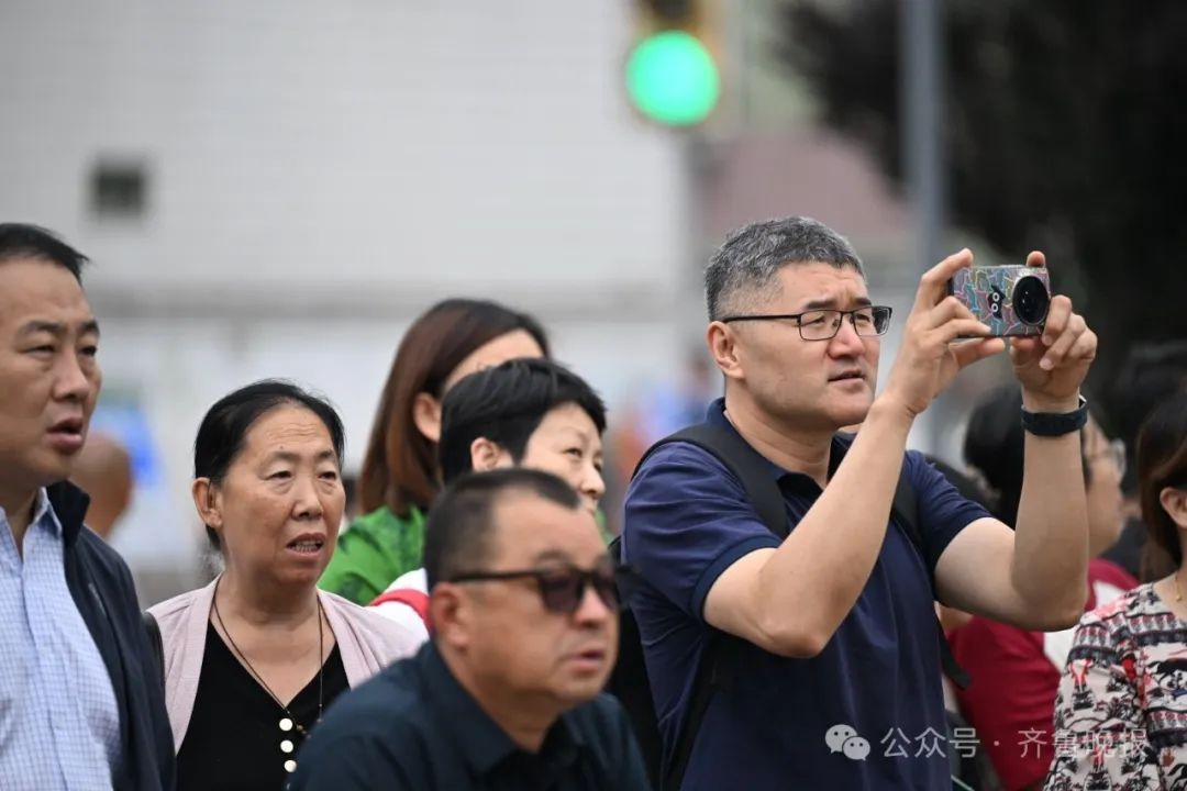 直击2024山东高考现场！有家长带存了六年的粽子来送考