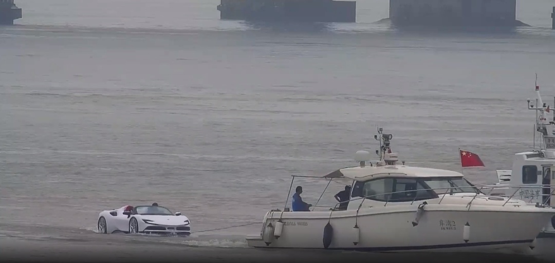 佛山高明大桥下游水域有一辆"超跑"被困?真相是.