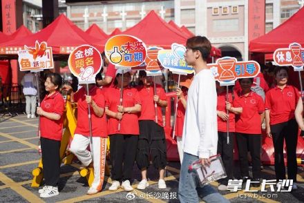 考生家长团来了！直击长沙高考第一现场