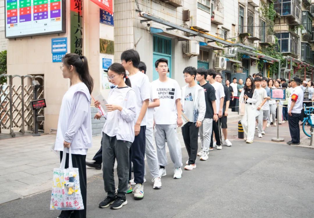 今天高考！郑州考场外刚刚拍下了→