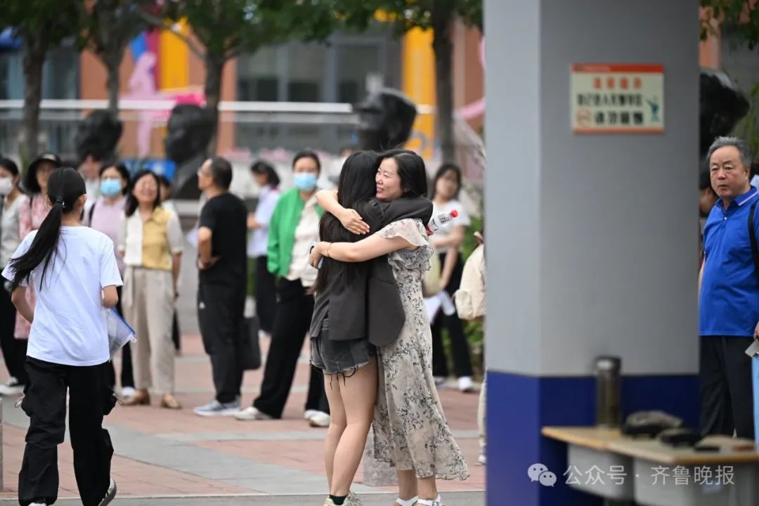 直击2024山东高考现场！有家长带存了六年的粽子来送考