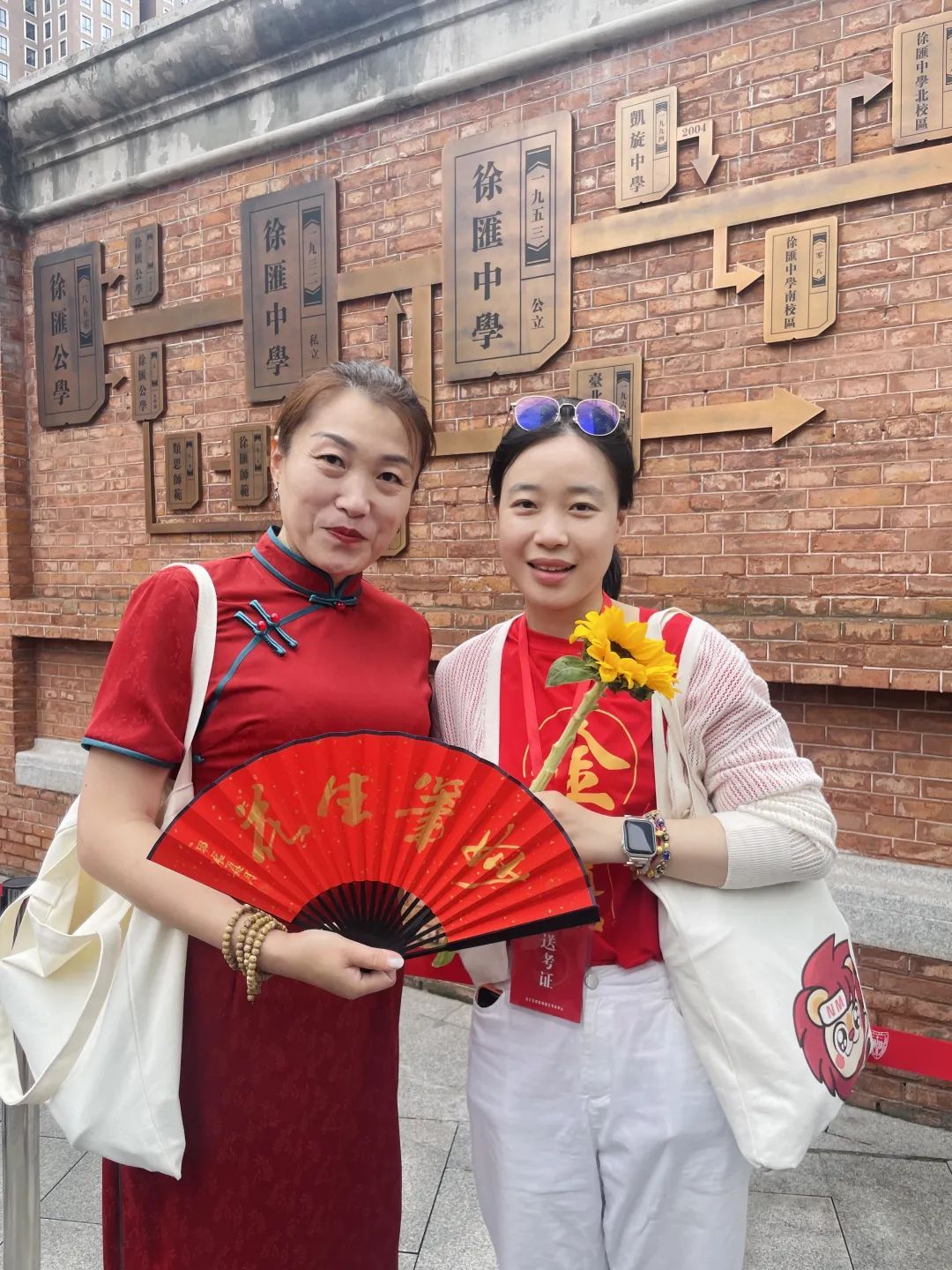 旗袍、祝福齐上阵，直击上海高考首日！@全体考生，高考加油！