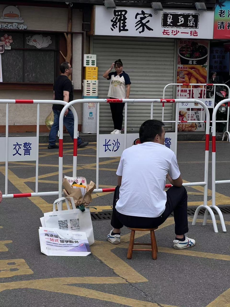 父亲自带小板凳坐考场门口,背影令人感动:我答应儿子在这里等他 父亲自带小板凳坐考场门口,背影令人感动:我答应儿子在这里等他