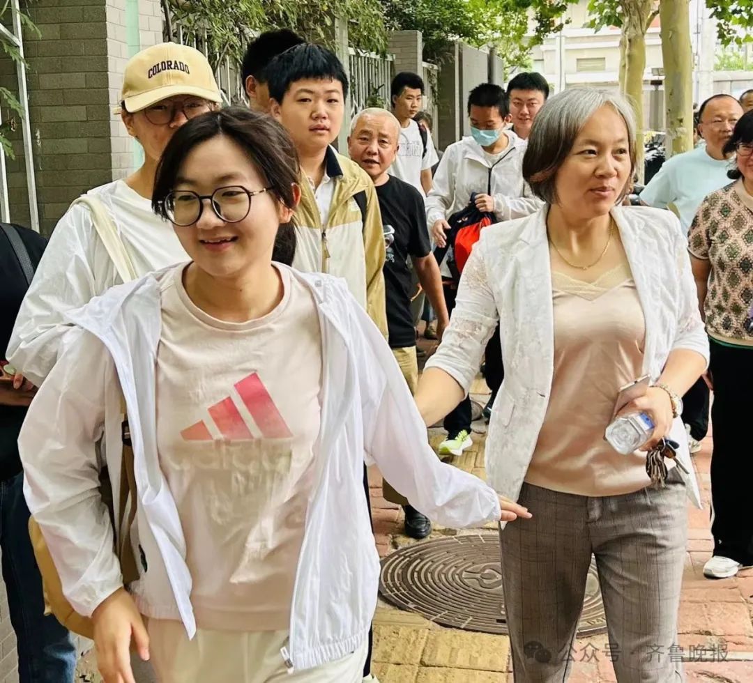 直击2024山东高考现场！有家长带存了六年的粽子来送考