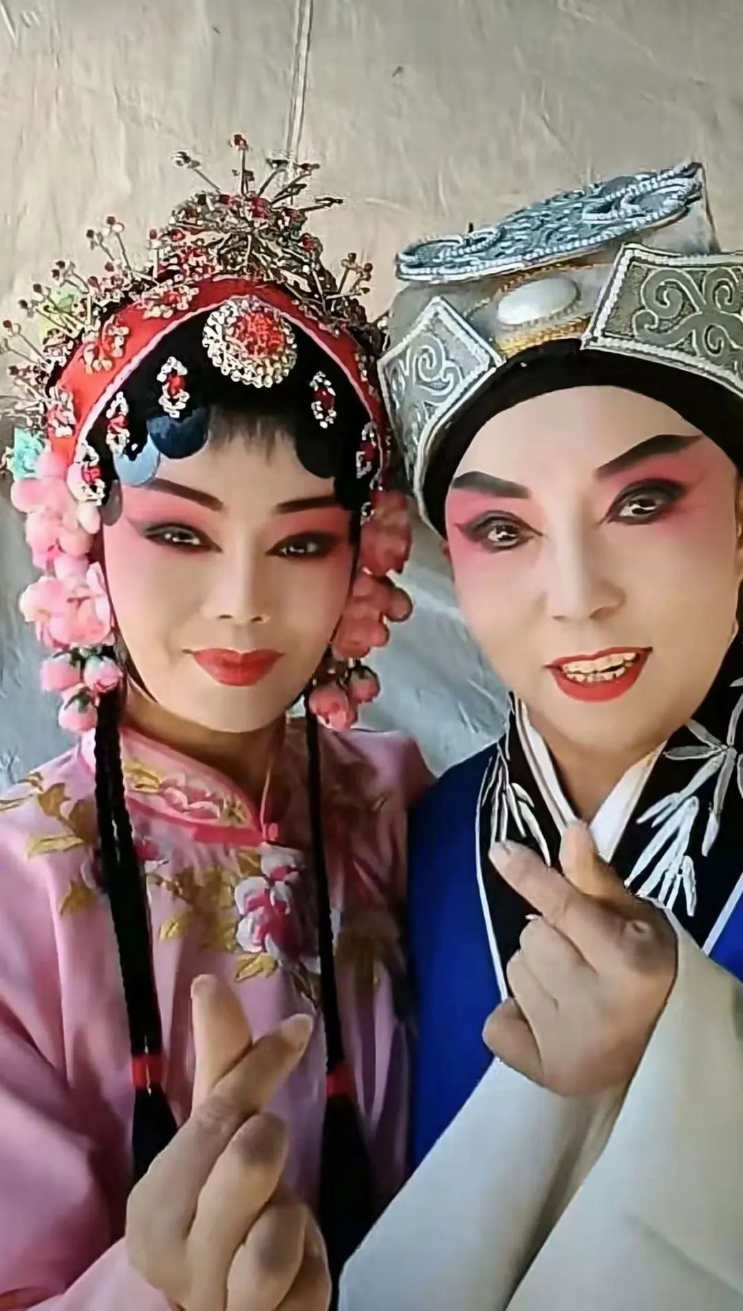 反串43年终于走红!有00后专门飞过来看她演出...... 反串43年终于走红!有00后专门飞过来看她演出......