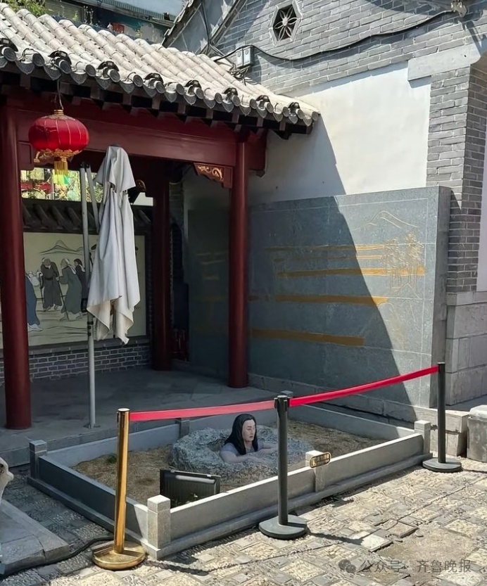 “井里冒出一个头？”一景点雕像引网友热议，晚上开灯更恐怖