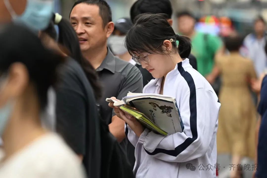 直击2024山东高考现场！有家长带存了六年的粽子来送考