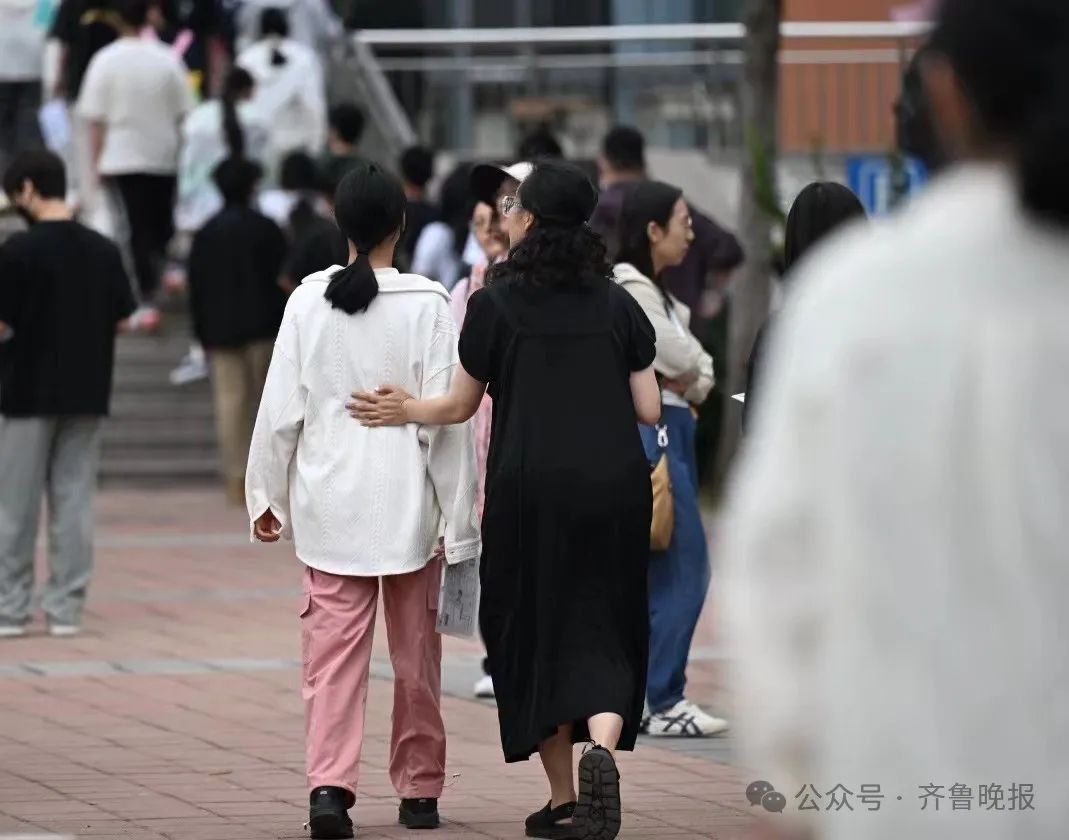 直击2024山东高考现场！有家长带存了六年的粽子来送考