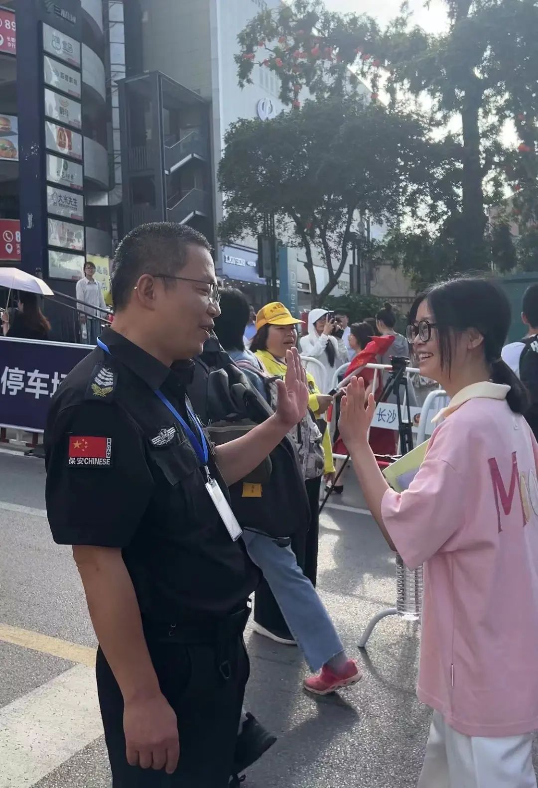 保安手上这两个字,暖得让人想哭! 保安手上这两个字,暖得让人想哭!