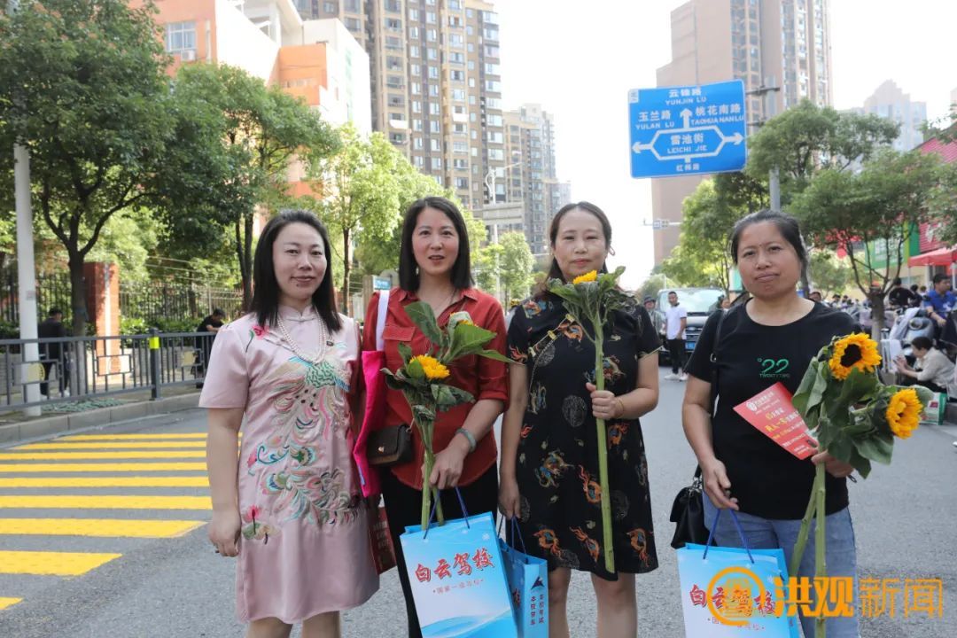 南昌考场门口的这一幕幕！太燃了