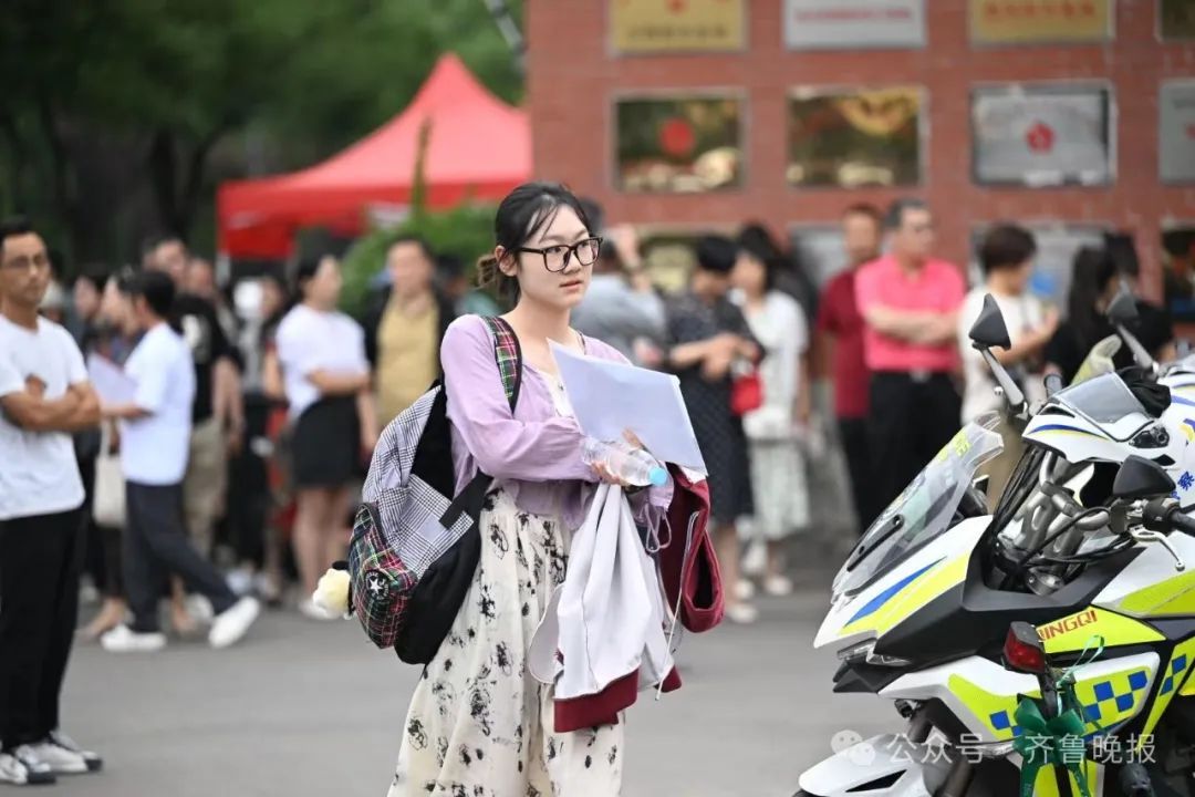 直击2024山东高考现场！有家长带存了六年的粽子来送考