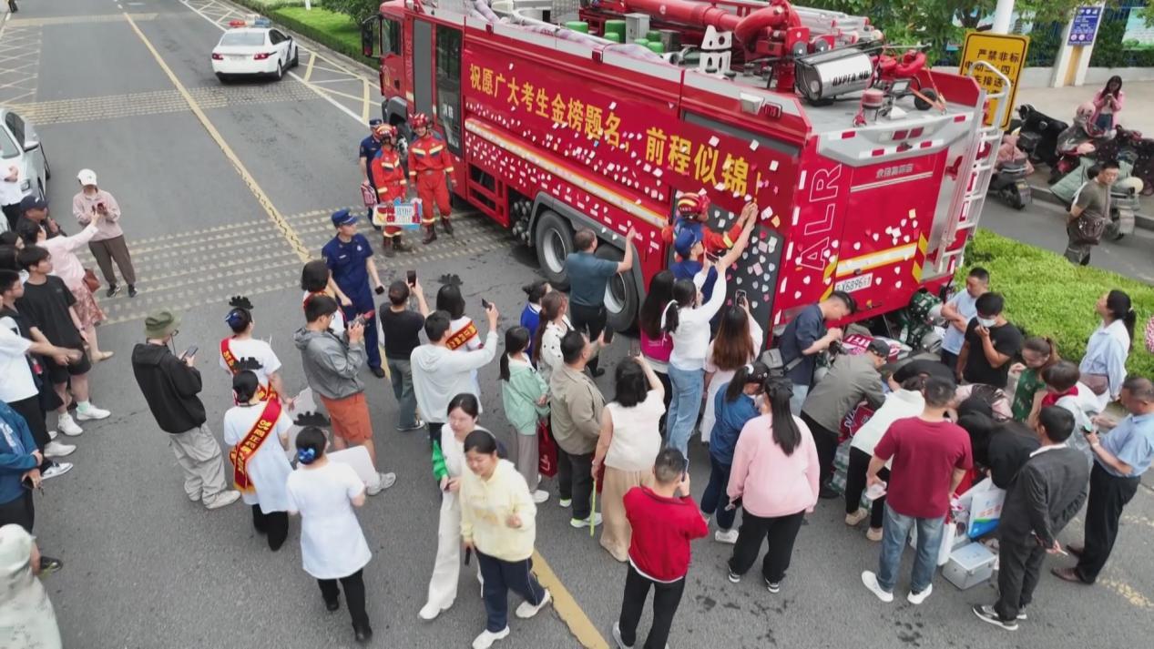 高考首日 江苏各地有关部门全力护航