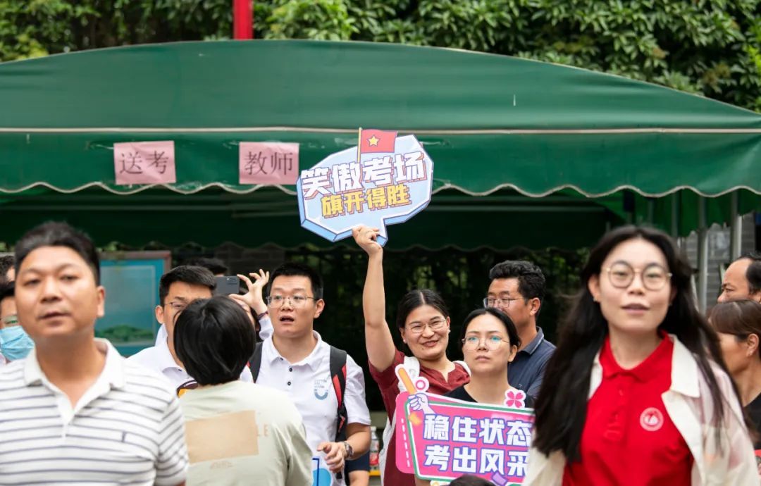 今天高考！郑州考场外刚刚拍下了→