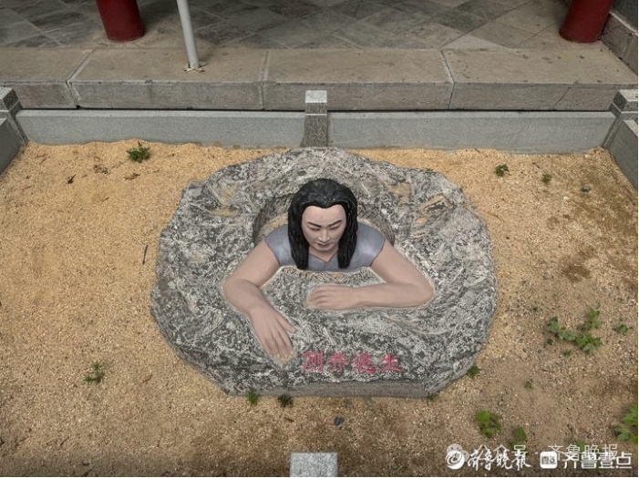 “井里冒出一个头？”一景点雕像引网友热议，晚上开灯更恐怖