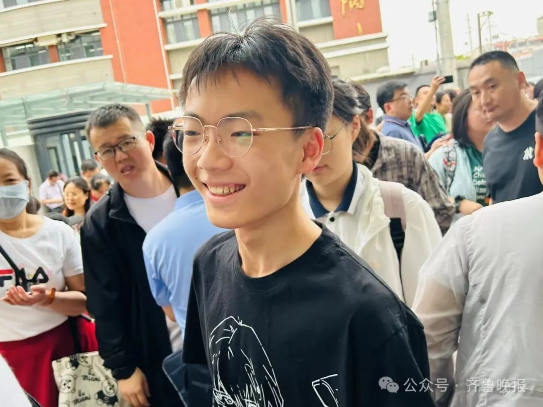 直击2024山东高考现场！有家长带存了六年的粽子来送考