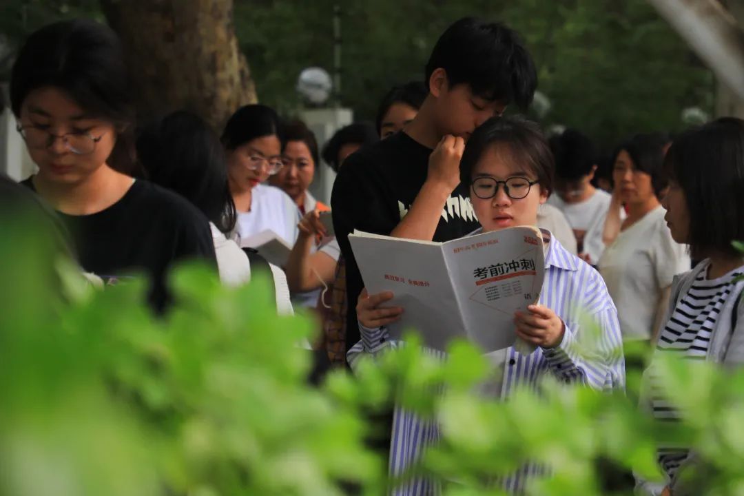 今天高考！郑州考场外刚刚拍下了→