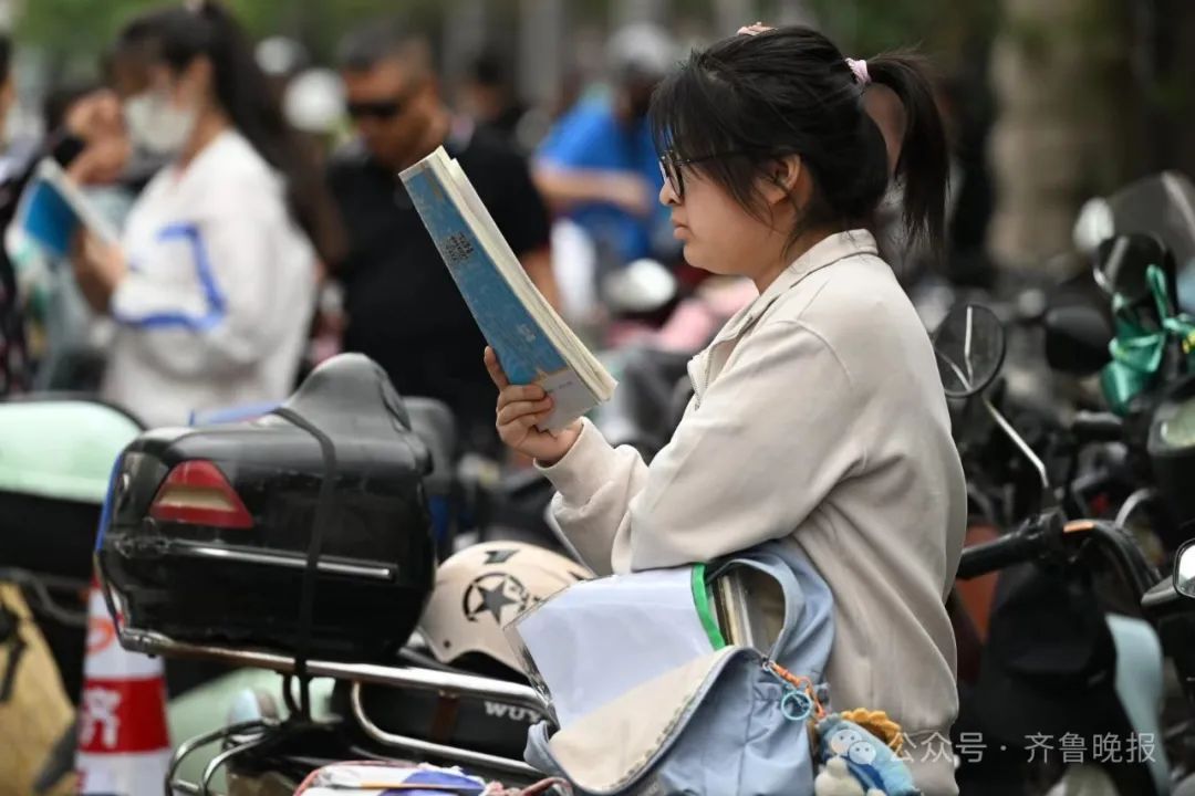 直击2024山东高考现场！有家长带存了六年的粽子来送考